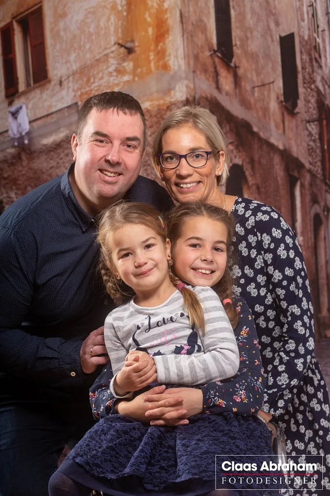 Vierköpfige Familie bei einem gemeinsamen Fototermin im Studio.