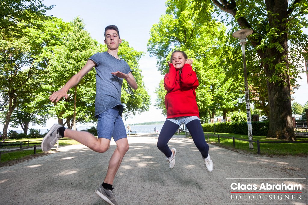 Kind bei einem Fototermin draußen im Park.